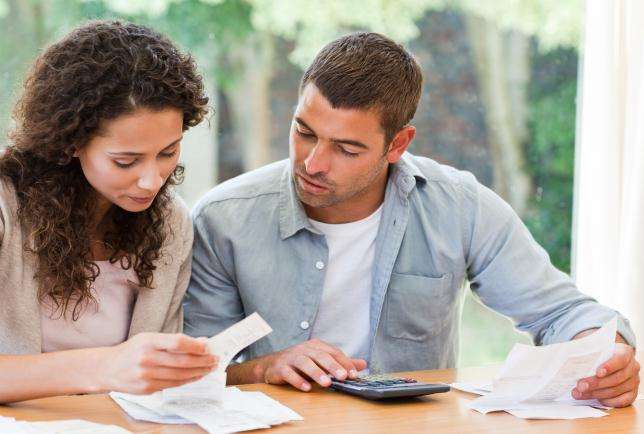 casal - finanças - contas - dívidas