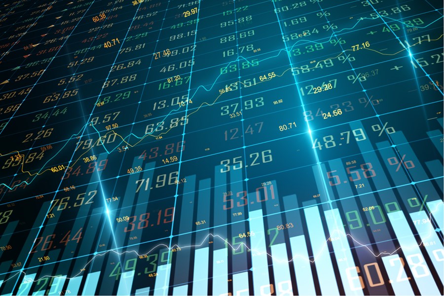 Painel de ações e gráfico (Crédito: Shutterstock)