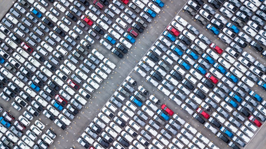 Vista aérea de carros estacionados em pátio