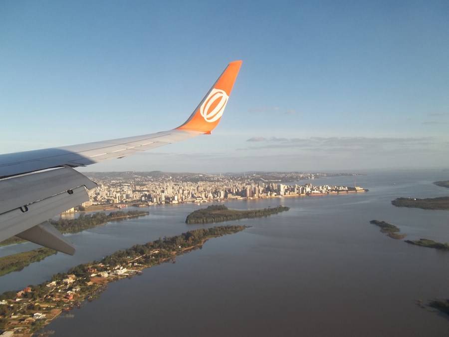 Avião da Gol sobrevoa Porto Alegre
