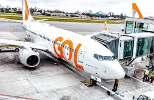 Aeronave da Gol parada em aeroporto