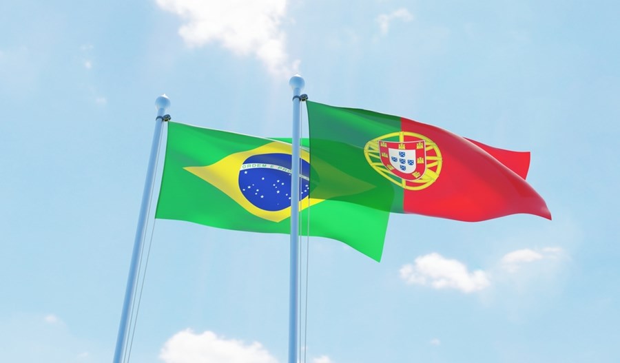 Bandeiras de Brasil e Portugal