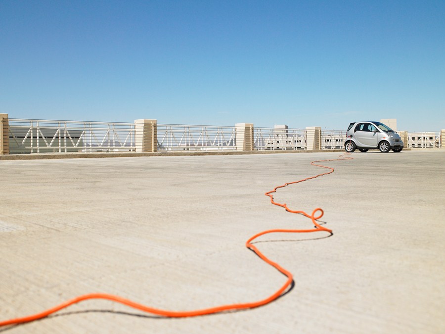 Carro elétrico em processo de abastecimento