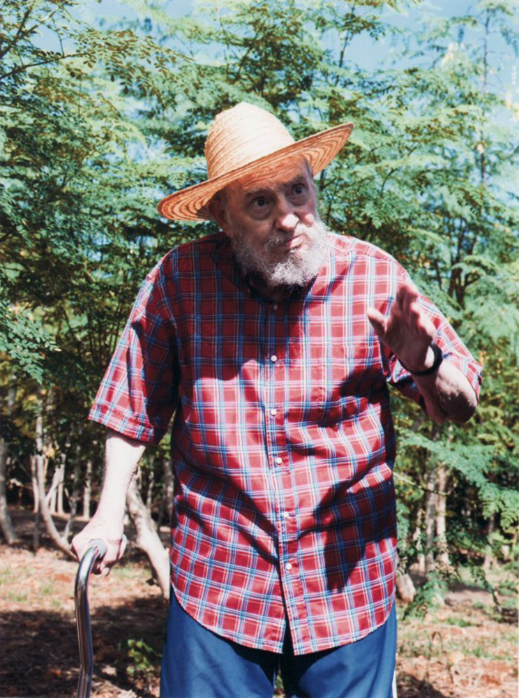 Former Cuban leader Fidel Castro waves in Havana in this picture released by Cuban website Cubadebate October 19, 2012. Castro dismissed reports that he was dead or near death in an article published on Monday in Cuba's state-run press. He accused news agencies and enemies of Cuba of spreading "stupidities" about him, particularly a report from a Spanish newspaper last week that said he had suffered a massive stroke and was in a vegetative state. Picture released October 19, 2012. REUTERS/Alex Castro/Courtesy of Cubadebate (CUBA - Tags: POLITICS PROFILE HEALTH) FOR EDITORIAL USE ONLY. NOT FOR SALE FOR MARKETING OR ADVERTISING CAMPAIGNS. THIS IMAGE HAS BEEN SUPPLIED BY A THIRD PARTY. IT IS DISTRIBUTED, EXACTLY AS RECEIVED BY REUTERS, AS A SERVICE TO CLIENTS