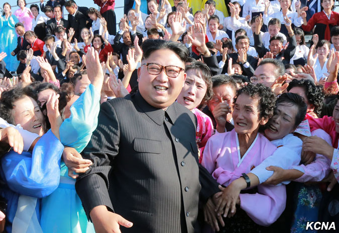 Pyongyang, 12 de setembro (ACNC) - Kim Jong Un, Presidente do Partido Trabalhista da Coreia e do Comitê Estadual da República Popular Democrática da Coréia e Comandante Supremo do Exército Popular da Coréia, reuniu-se com os professores que trabalham  voluntariamente nas escolas encontradas em ilhotas, na área frontal avançada e nas regiões montanhosas e fotografadas com elas. Foto KCNA