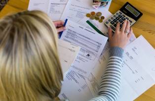 Jovem faz contas financeiras