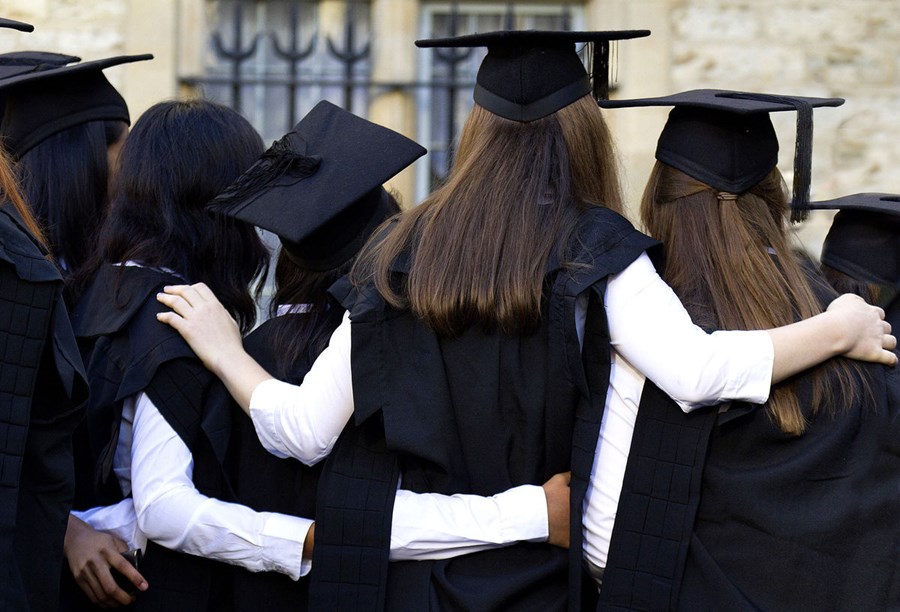 Mulheres em colação de grau após conclusão de curso em universidade