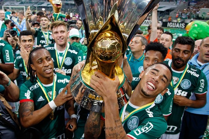 Os jogadores do Palmeiras comemoram a conquista do Campeonato Brasileiro 2016, com uma rodada de antecedência, após a vitória, por 1 a 0, na partida contra a Chapecoense, válida pela trigésima sétima rodada da competição.