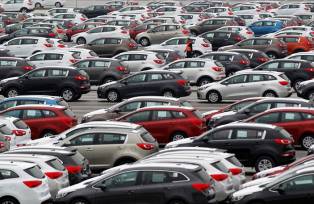 Carros estacionados em parque da Kia
