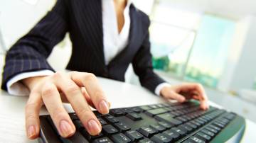 Mulher digitando no teclado