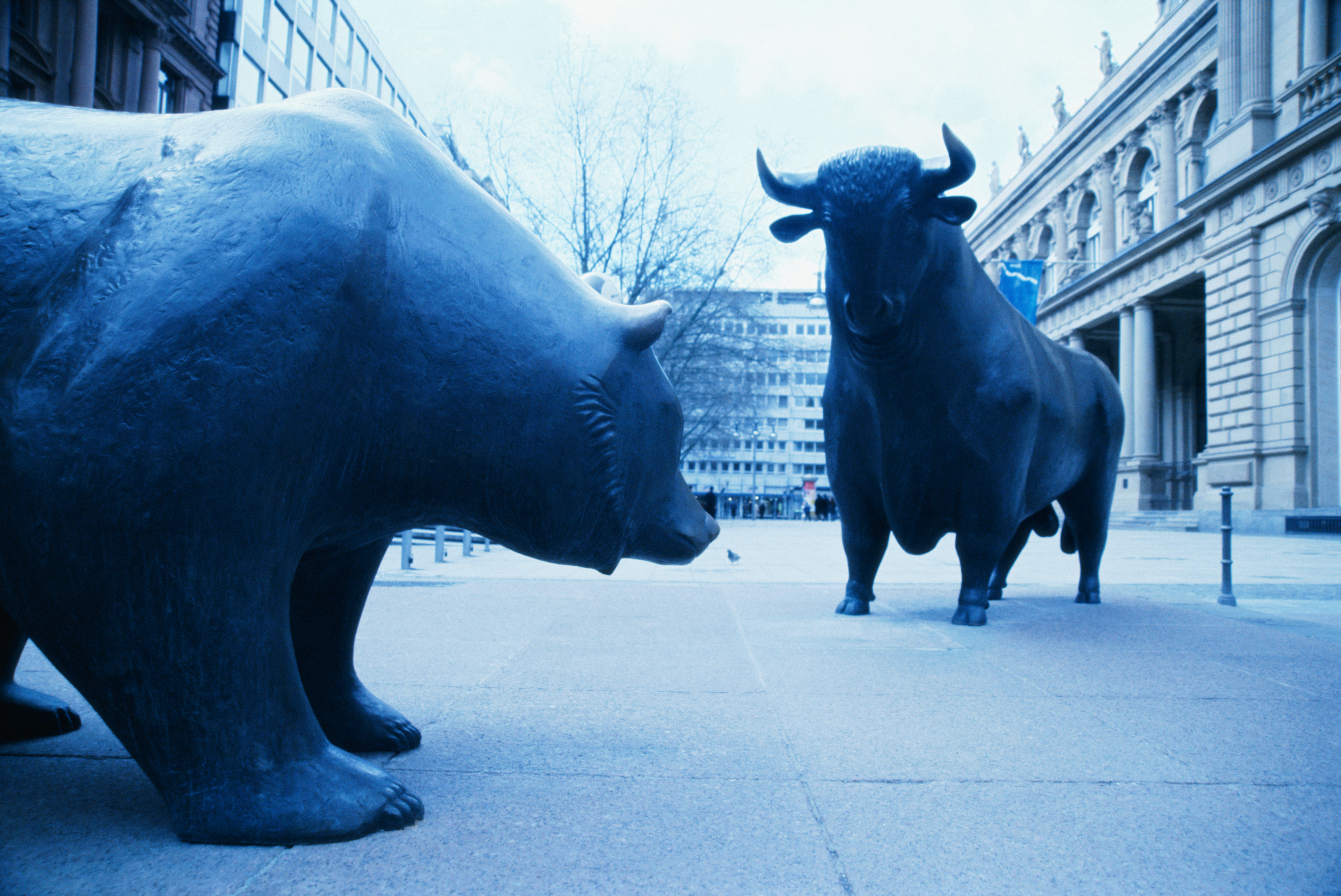 Bear and bull sculptures outside the Frankfurt stock exchange