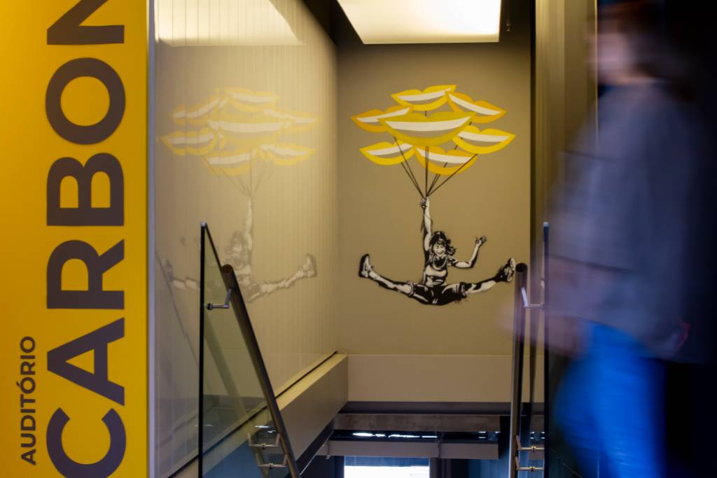 Grafite em parede do C6 Bank