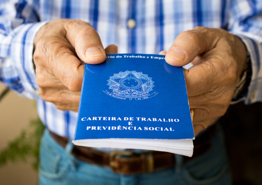 Homem segura carteira de trabalho (Shutterstock)