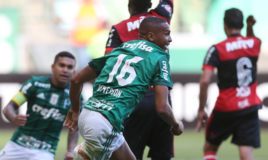 Palmeiras e Flamengo em disputa de futebol
