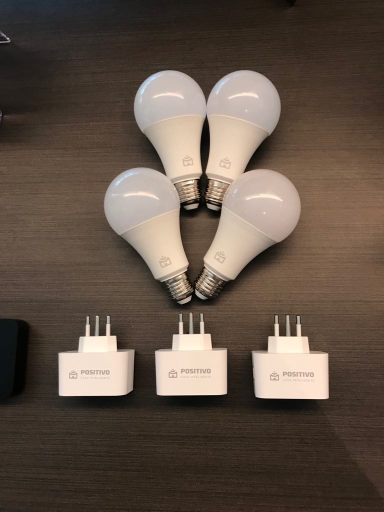 lampadas e tomadas inteligentes da Positivo