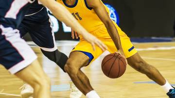 Jogadores de basquete em quadra