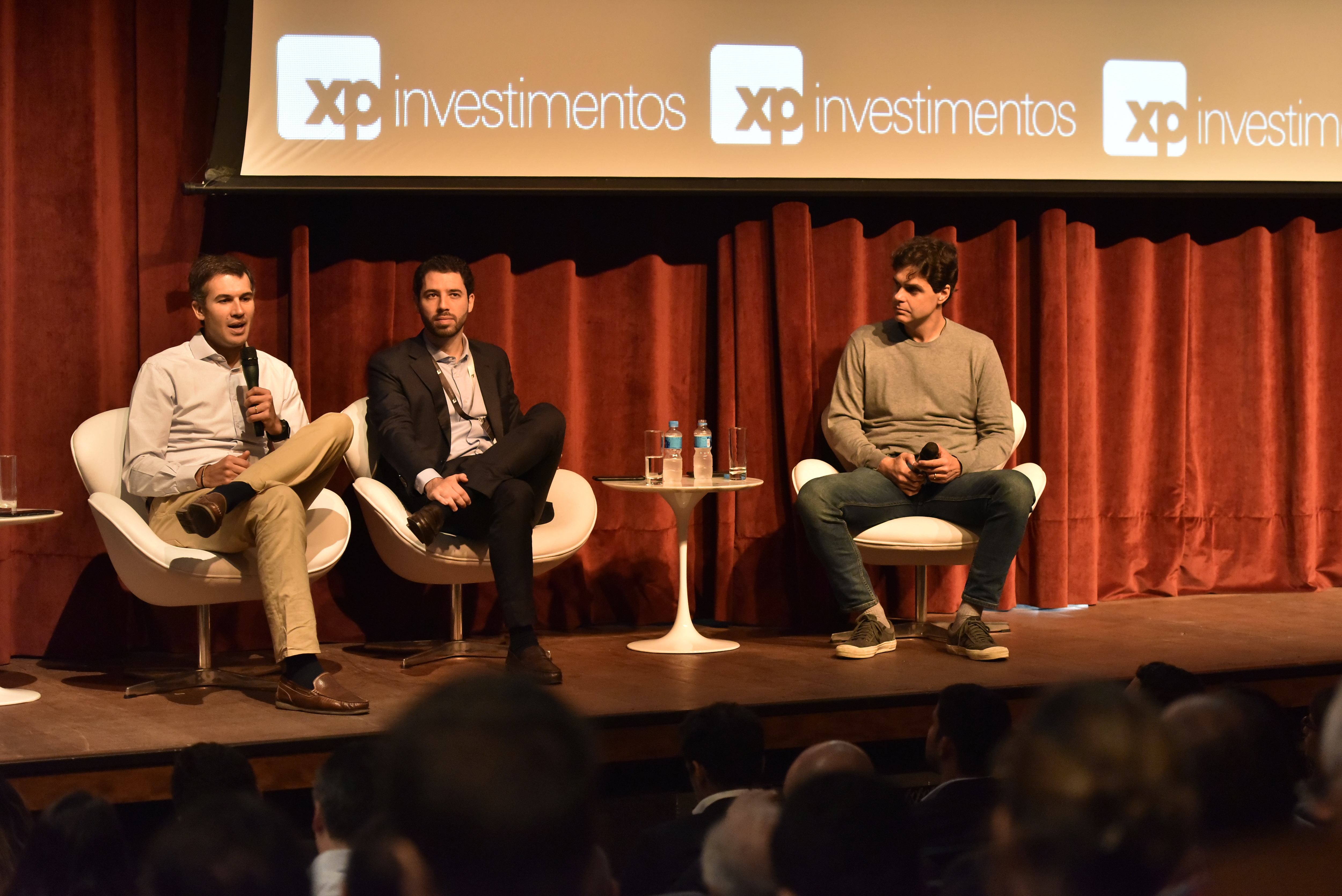 Guilherme Benchimol e Gabriel Leal, da XP Investimentos, em evento no Rio de Janeiro (Bruno de Lima/Divulgação)