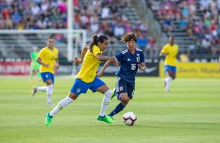 Jogo de futebol feminino; Marta desarma jogadora japonesa