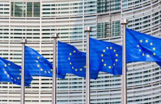 Bandeiras da União Europeia em frente ao Parlamento
