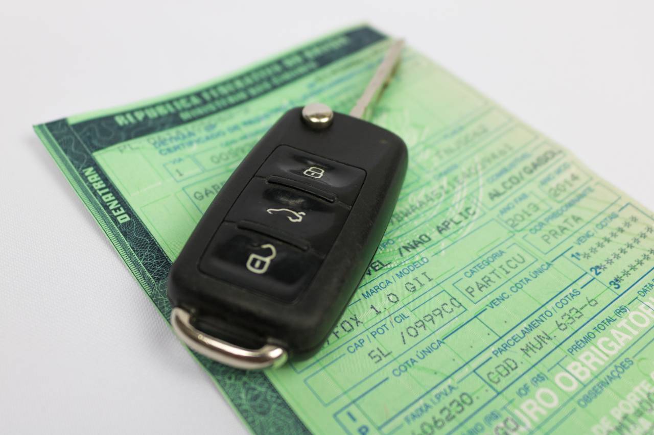 Chave de carro sobre CNH (Shutterstock)