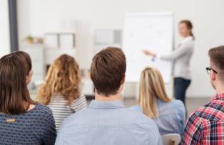 Alunos e professora em sala de aula