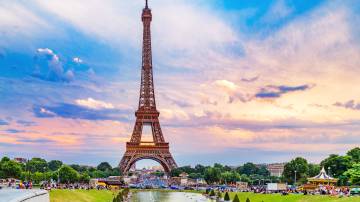 O pôr do sol na Torre Eiffel em Paris, França