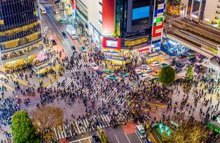 Multidão de pessoas atravessando a rua em Tóquio, Japão