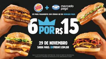 Peça publicitaria do Burger King, na qual mostra 4 lanches nos cantos da imagen que possui fundo preto com a frase promocional "6x15 pagando com mercado pago" centralizada.