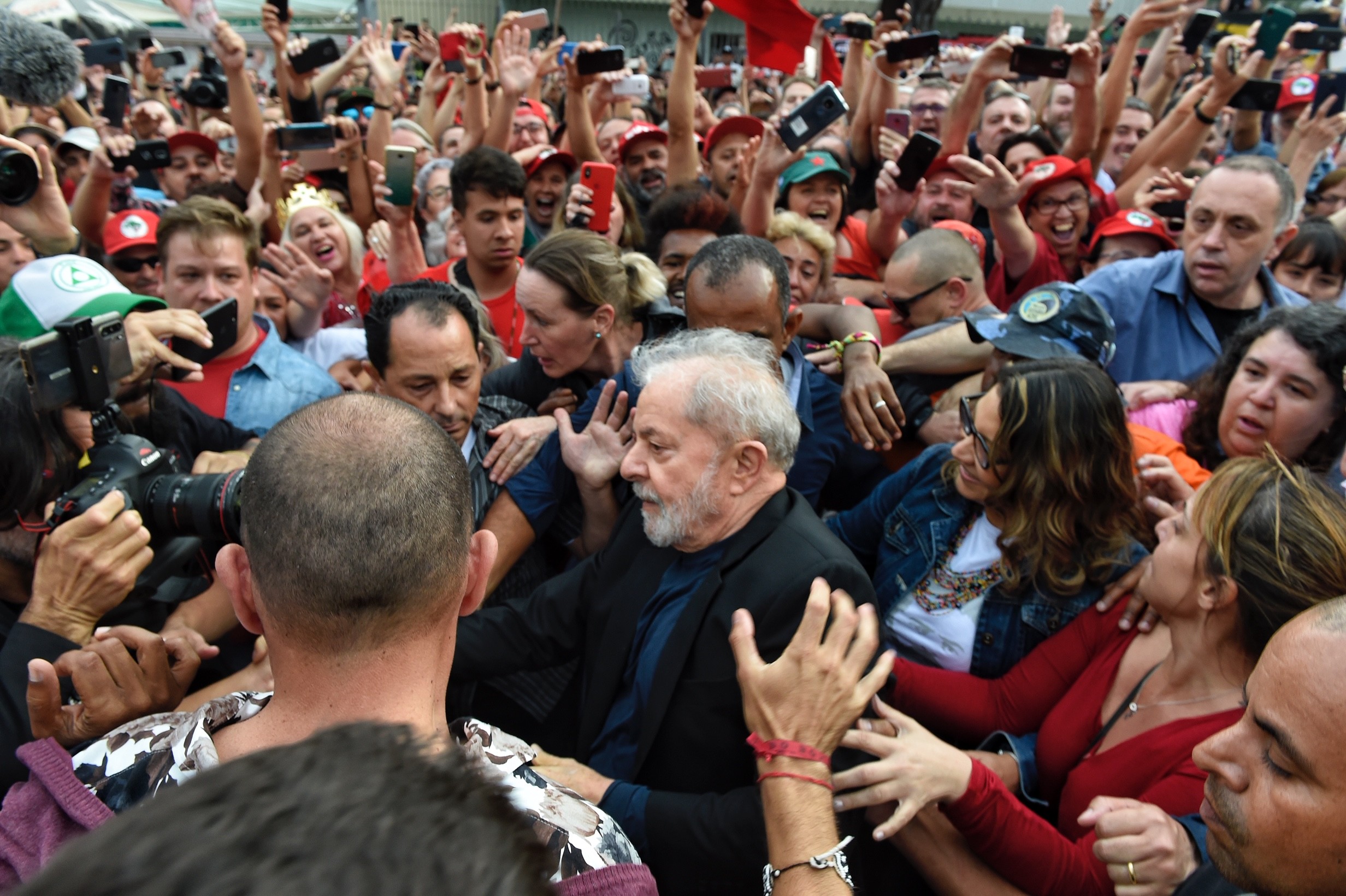 (DENIS FERREIRA NETTO/ESTADÃO CONTEÚDO)  Lula deixa prisão em Curitiba