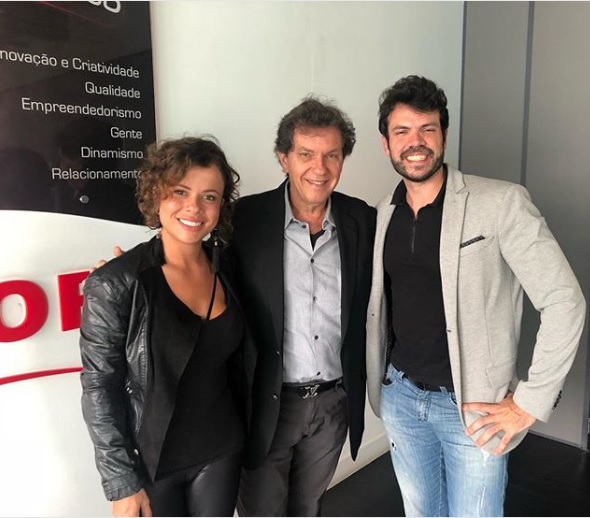 Marcella Dias e Pedro França fisgaram o tubarão João Appolinário. Foto: Instagram/João Appolinário. 
