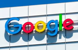 Logo do Google fixado na parte superior de um prédio branco