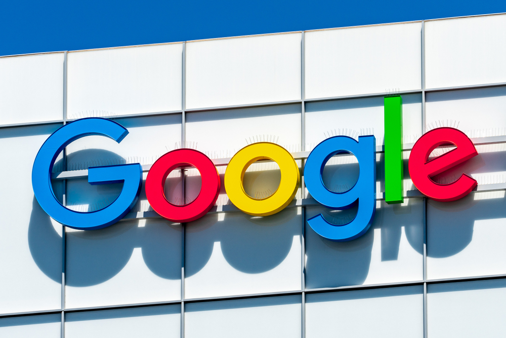 Logo do Google fixado na parte superior de um prédio branco
