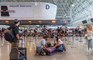 terminal de passageiros do Aeroporto Internacional Tom Jobim ou Galeão, no Rio de Janeiro