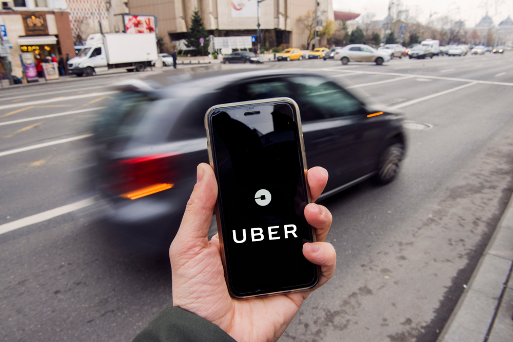 Logo do aplicativo da Uber em celular (Shutterstock)