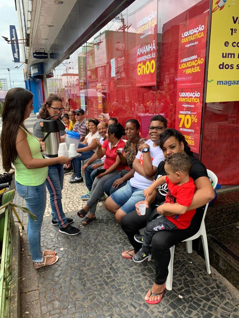 Fila no Magalu antes da Liquidação Fantástica