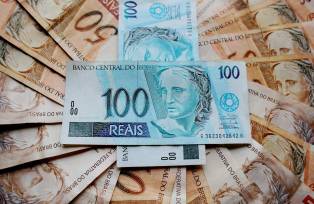 Notas de 100 e 50 reais