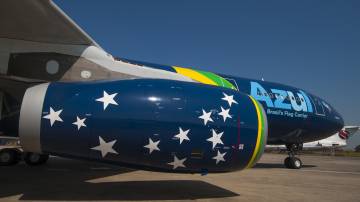 Avião da Azul com as cores da bandeira brasileira. Turbina possui as estrelas