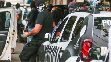 Policiais militares encapuzados e sem farda se reúnem em protesto na cidade de Fortaleza