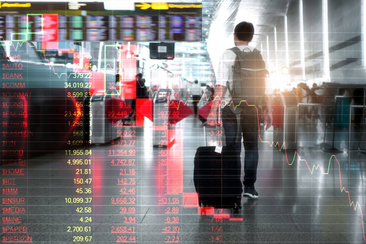 Homem caminha em aeroporto (Getty Images)