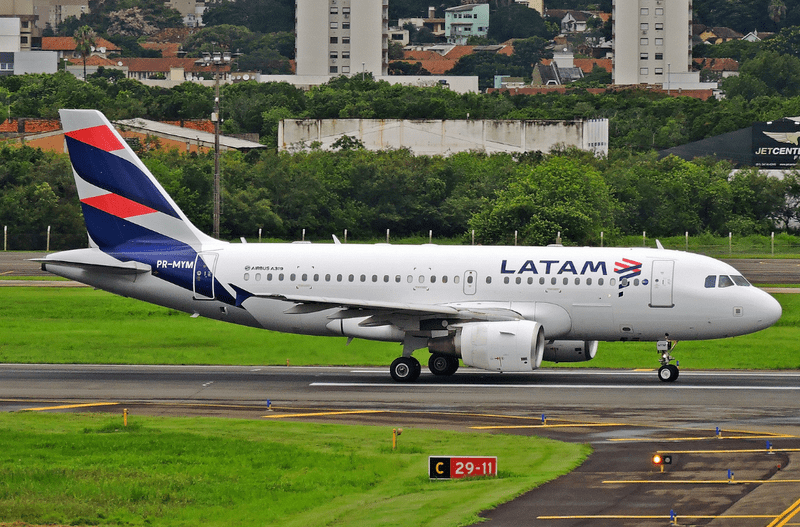 Avião da Latam (Wikimedia Commons)