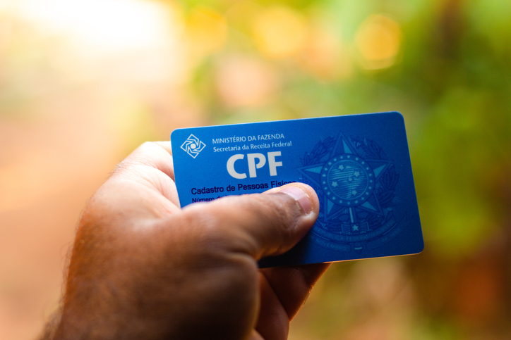 Pessoa segura cartão do CPF (Cadastro de Pessoas Físicas) (Gettyimages)