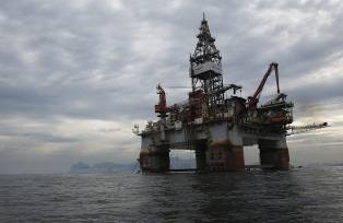 Plataforma da Petrobras na Baia da Guanabara, no Rio de Janeiro