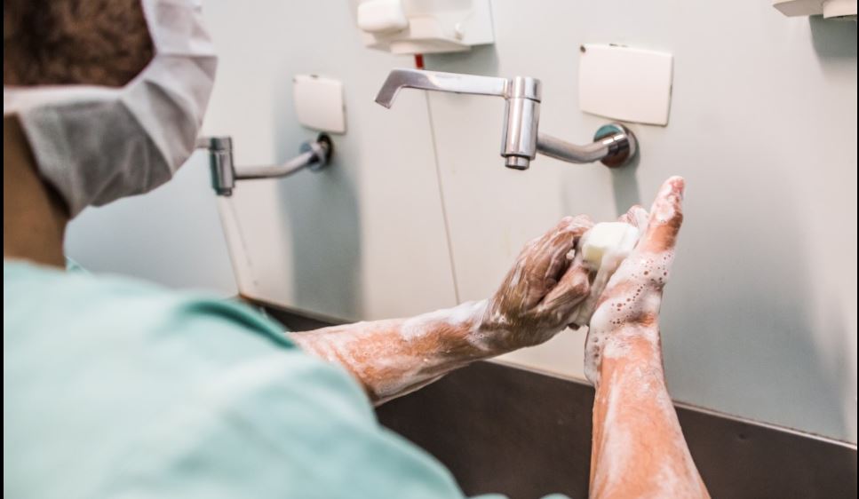 Médico lava as mãos em hospital de Minas Gerais (Foto: Sanderson Pereira)