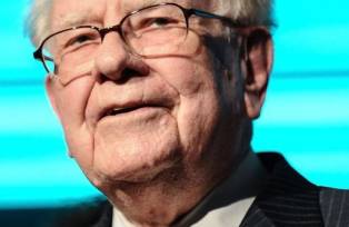 NEW YORK, NY - SEPTEMBER 19: Philanthropist Warren Buffett is joined onstage by 24 other philanthropist and influential business people featured on the Forbes list of 100 Greatest Business Minds during the Forbes Media Centennial Celebration at Pier 60 on September 19, 2017 in New York City. (Photo by Daniel Zuchnik/WireImage)