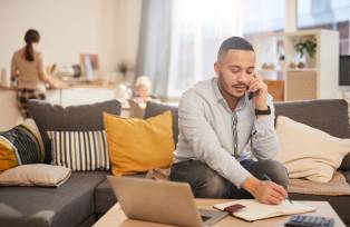 Homem trabalhando em casa no estilo home office