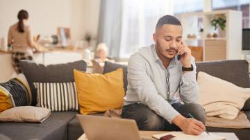 Homem trabalhando em casa no estilo home office