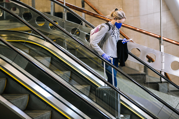 Passageira usa máscara no Aeroporto de Congonhas (SP) em meio à pandemia de coronavírus (Foto: Rebeca Figueiredo Amorim/Getty Images)