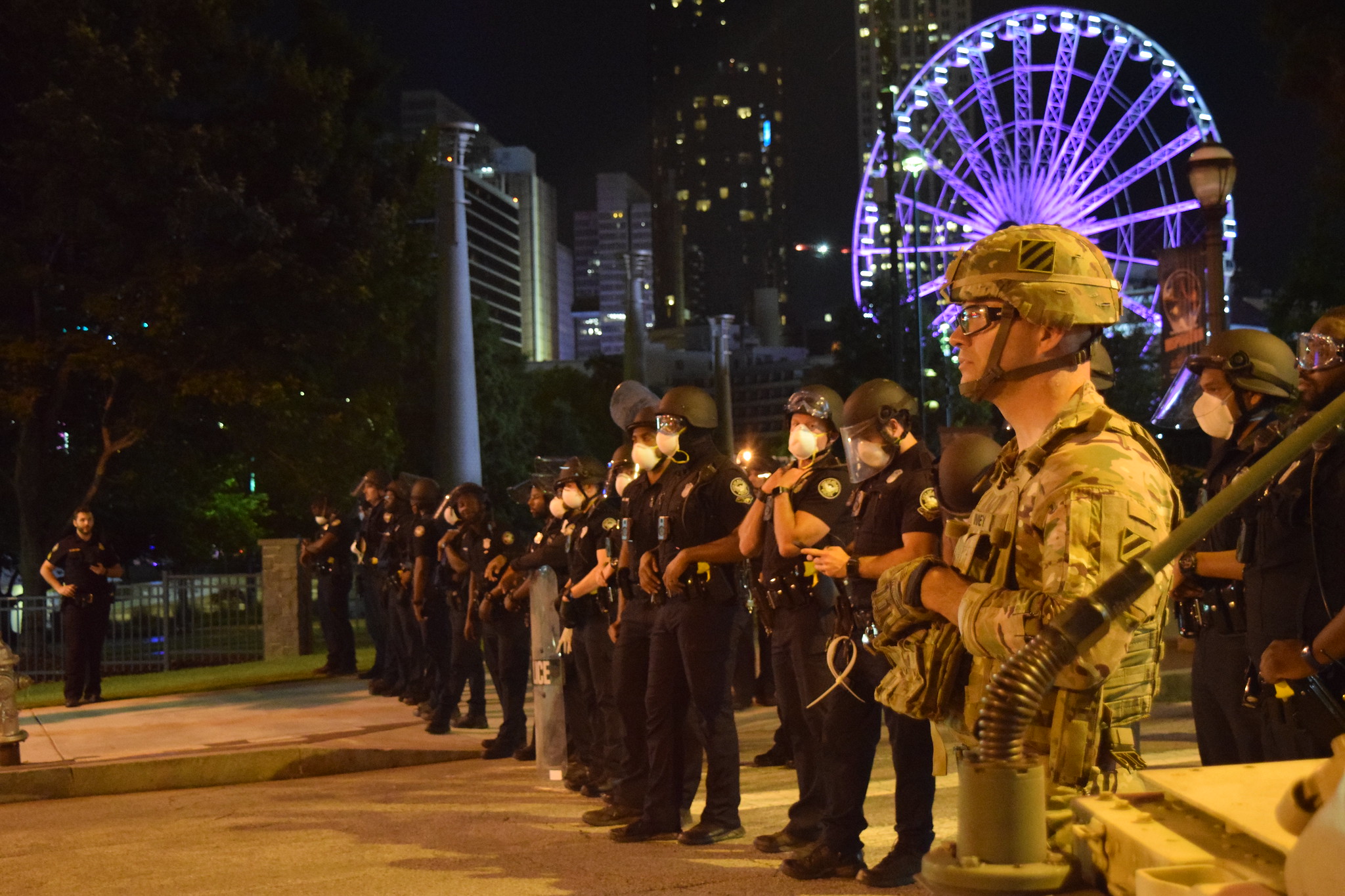 Oficiais do Departamento de Polícia de Atlanta e soldados do 3º Batalhão de Infantaria 48ª Equipe de Combate à Brigada de Infantaria ficam lado a lado na Marietta Street, no centro de Atlanta, em 30 de maio de 2020 (Foto: Maj. William Carraway)
