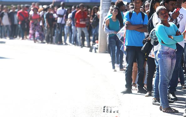 Fila em busca de emprego no Rio de Janeiro (Foto: Mario Tama/Getty Images)