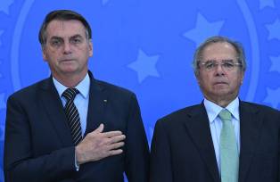 Presidente Jair Bolsonaro (sem partido) ao lado de seu ministro da Economia, Paulo Guedes